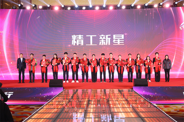 03集团副总裁沈月华女士、齐三六先生为博盈国际新星获得者颁奖.jpg