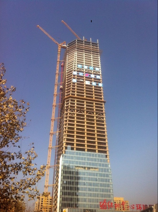 博盈国际钢构集团参建的西安?绿地中心A座圆满封顶问鼎西北第一高楼