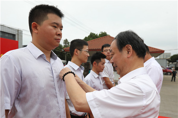 匠心向党 献礼百年丨博盈国际钢构集团2021年升国旗仪式暨重温入党誓词运动顺遂举行！
