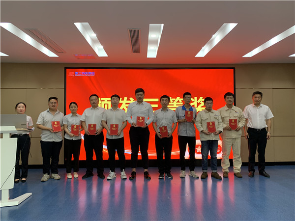 匠心向党 献礼百年丨博盈国际钢构集团2021年升国旗仪式暨重温入党誓词运动顺遂举行！